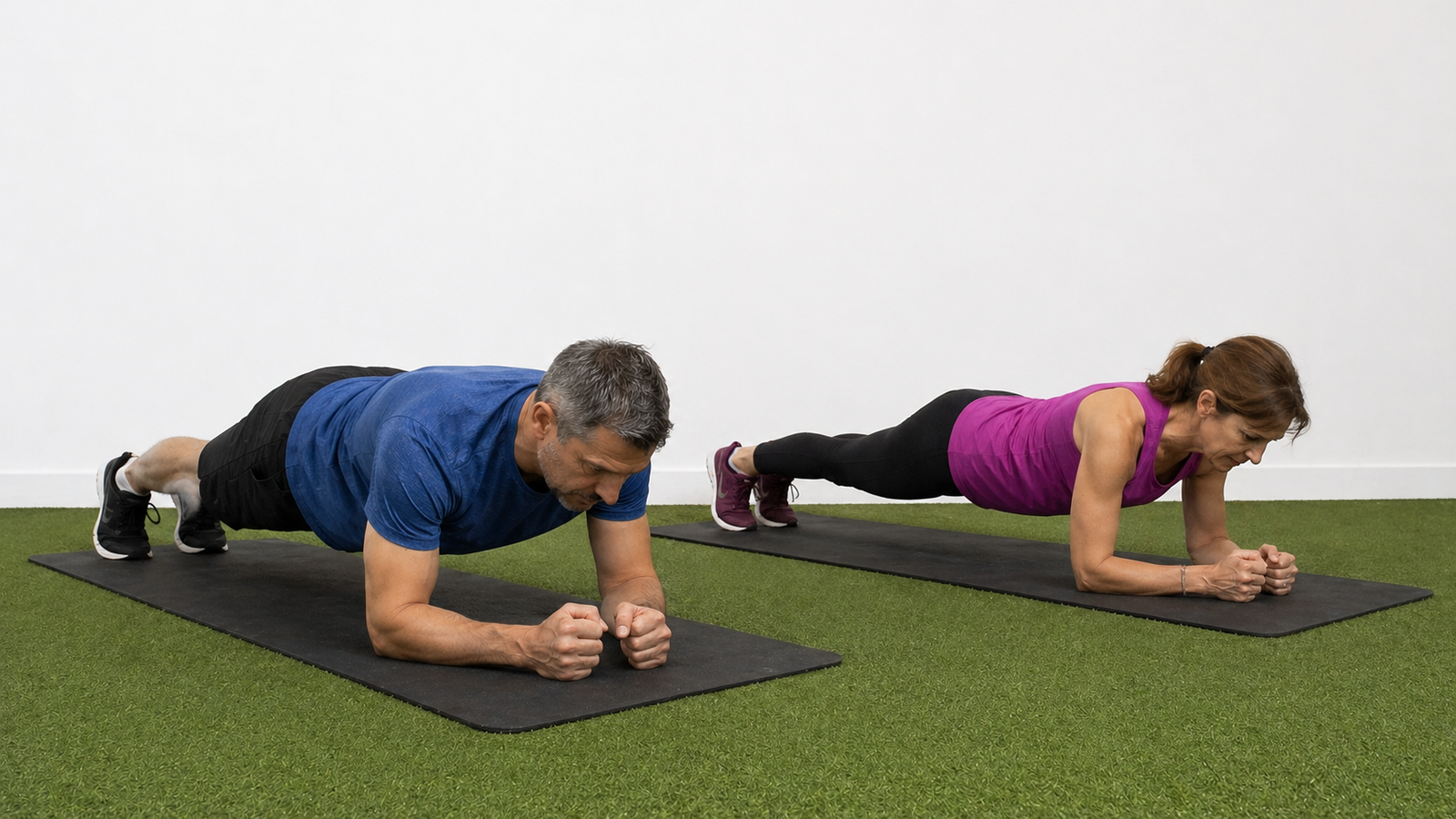 Pareja haciendo plancha en tatami - entrenamiento personal Pamplona